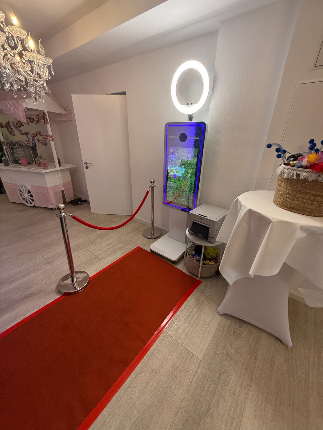 Fotobox in stilvoller Location mit Candy-Cart, Requisiten und Kronleuchter