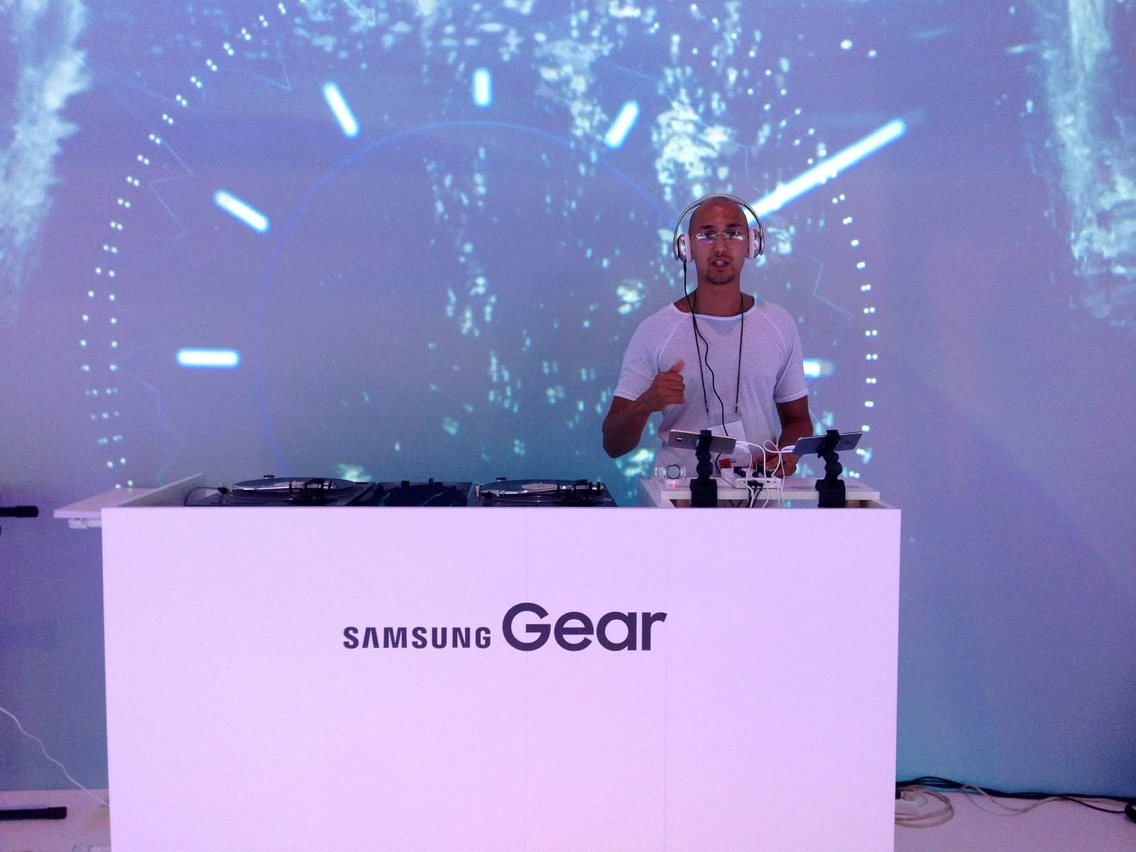 Adam Gansania hinter dem Event-DJ-Pult