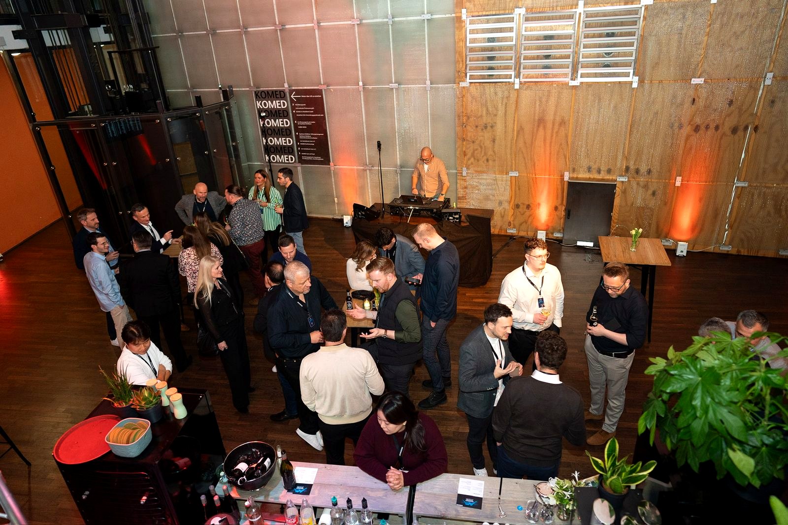 Eventlocation mit Gästen und Lichterketten