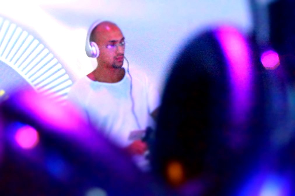Adam Gansania mit Kopfhörern, Magenta-Bokeh