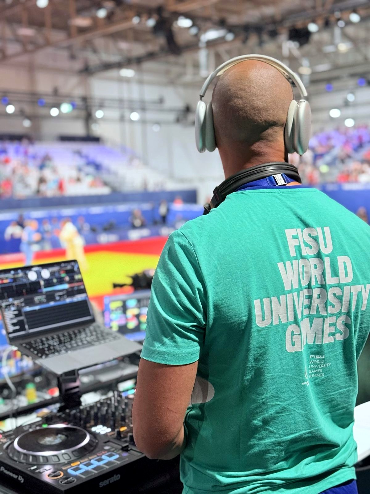 Adam Gansania am Pult in großer Eventhalle