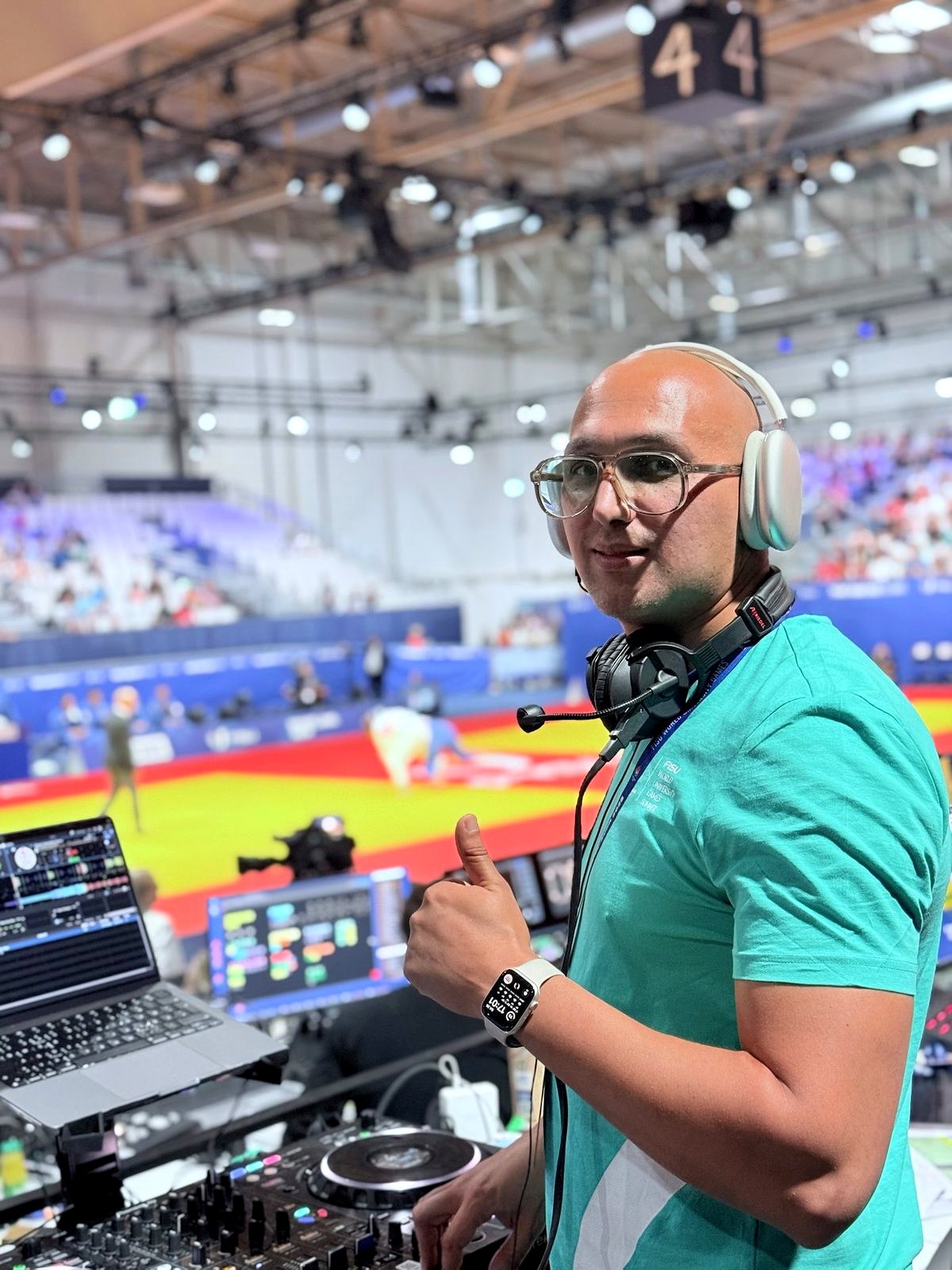 Adam Gansania in der Eventhalle, Frontansicht