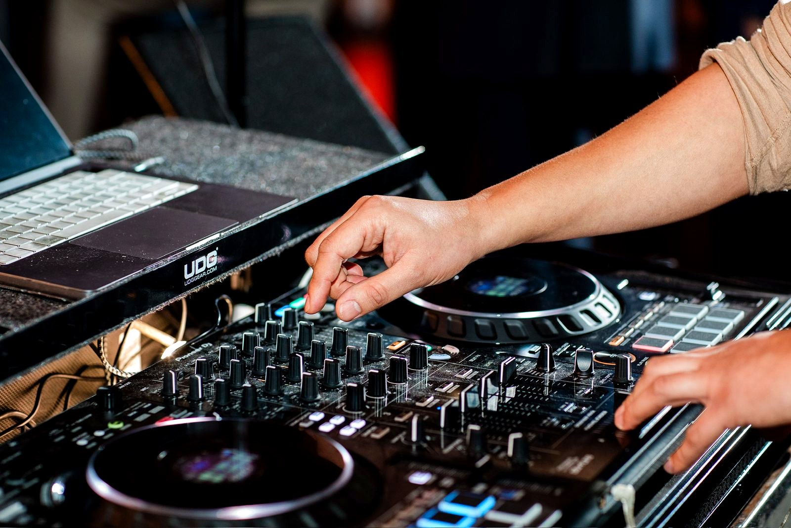 Nahaufnahme: Hände am DJ-Mixer