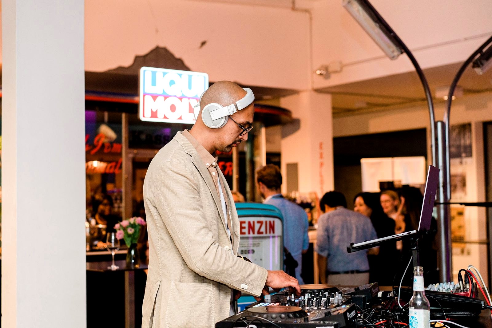 Adam Gansania beim Level-Up-Event am Pult