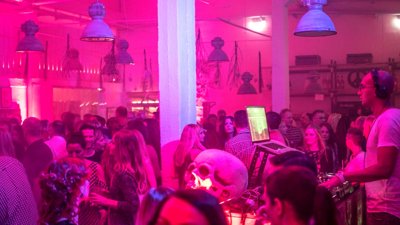 Ausgelassene Partygesellschaft im pinken Clublicht