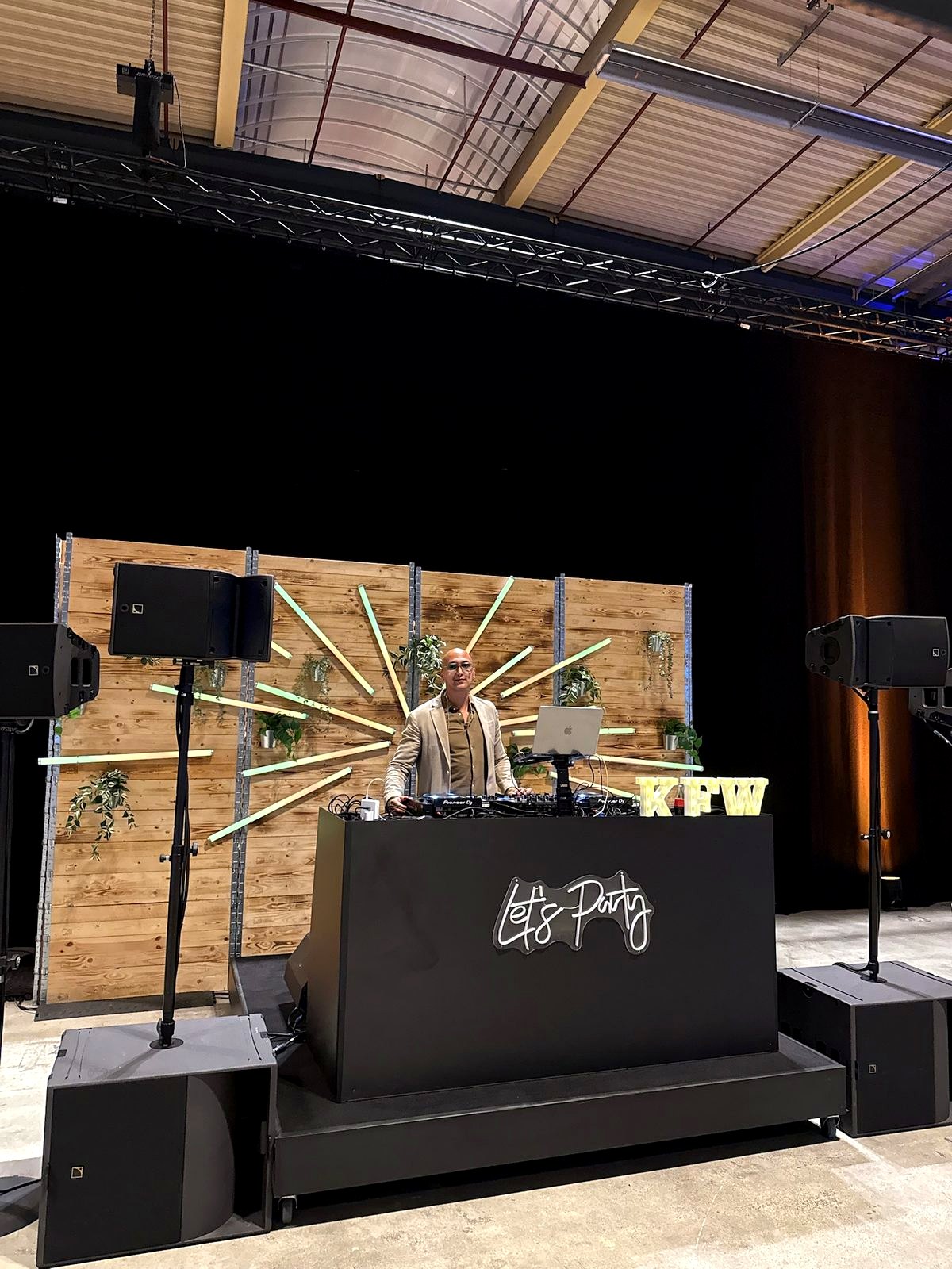 Große Event-Bühne mit Let's-Party-Booth