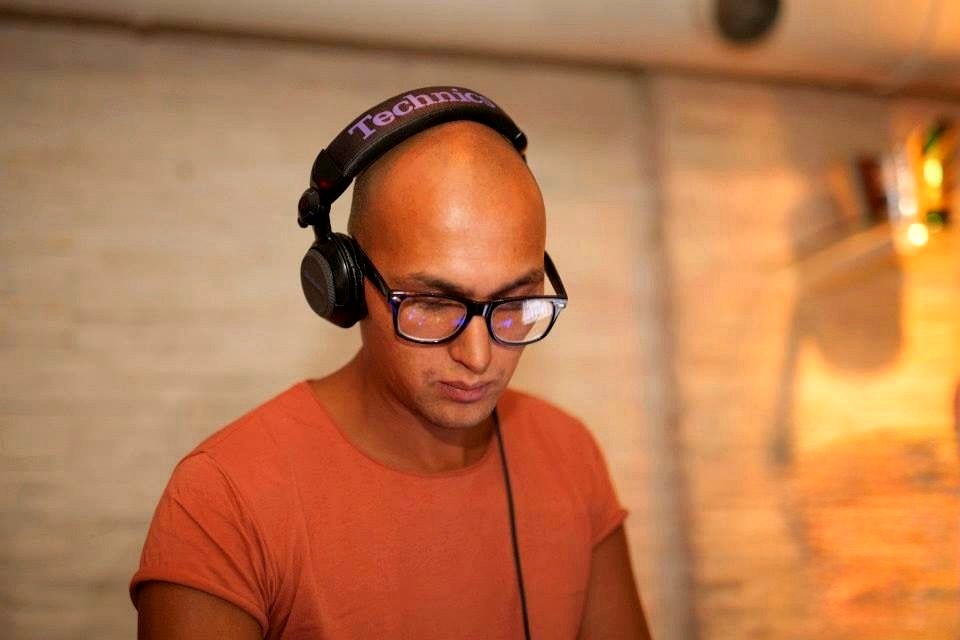Adam Gansania mit Kopfhörern, konzentriert am Mix