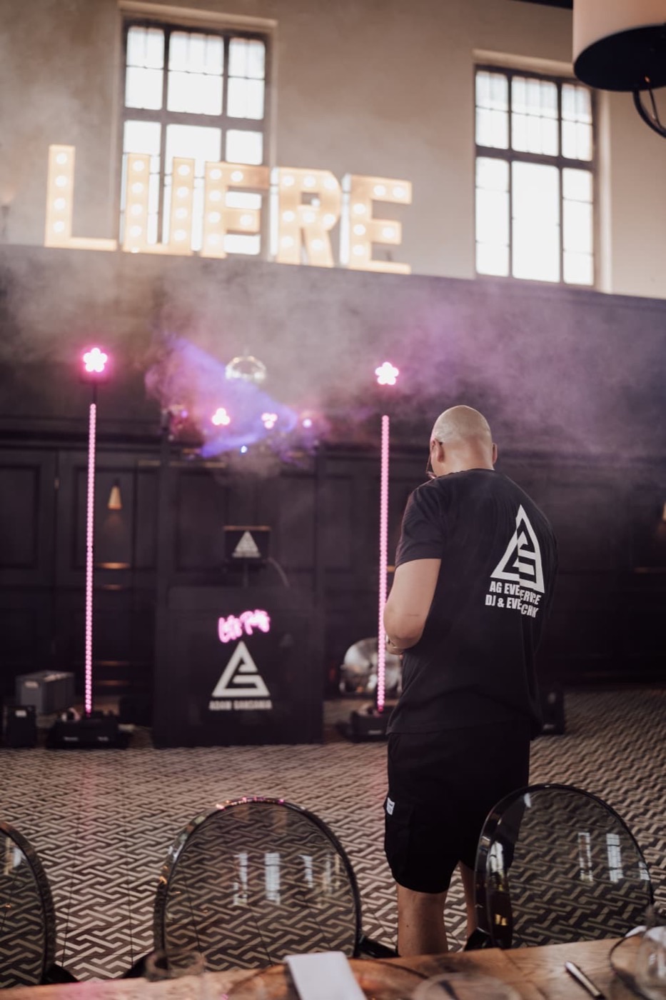 Adam Gansania am Booth mit Nebel vor Backsteinwand
