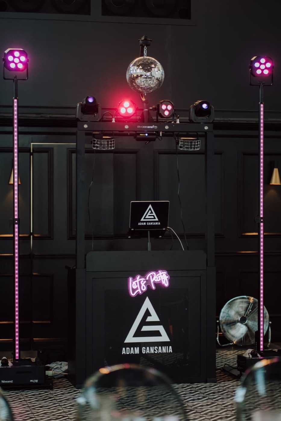 Let's-Party-Booth mit Discokugeln im Pink-Licht