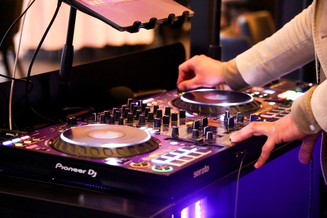 Adam Gansania am DJ-Setup